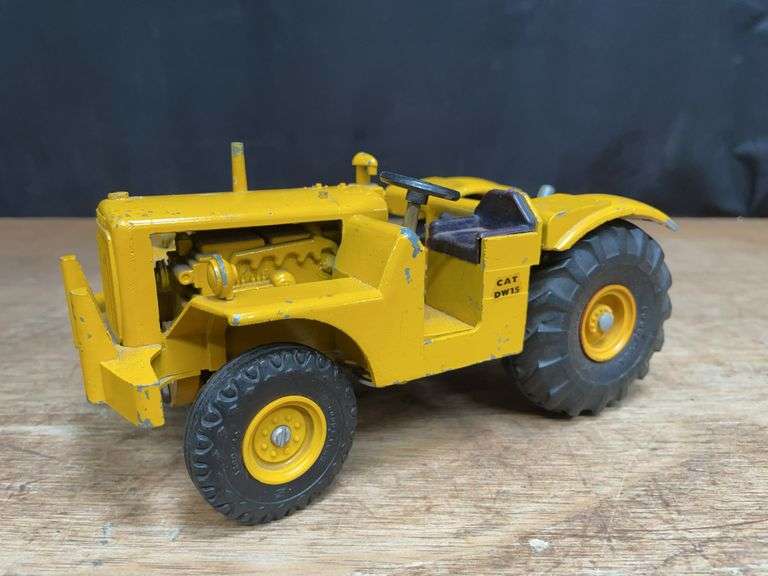 1/24 Caterpillar DW15 Tractor Ertl image