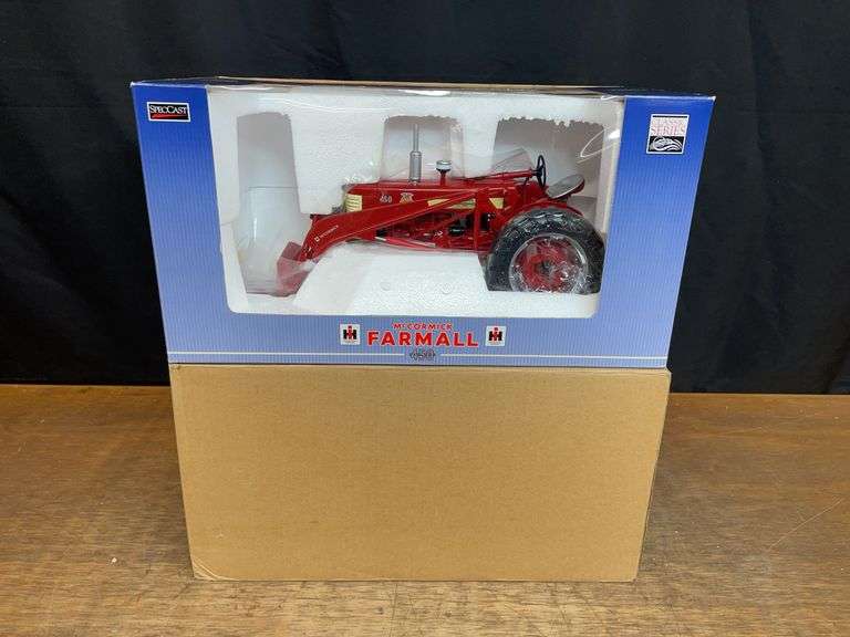1/16 Farmall 450 w/Loader 2008 Iowa FFA NIB SC image