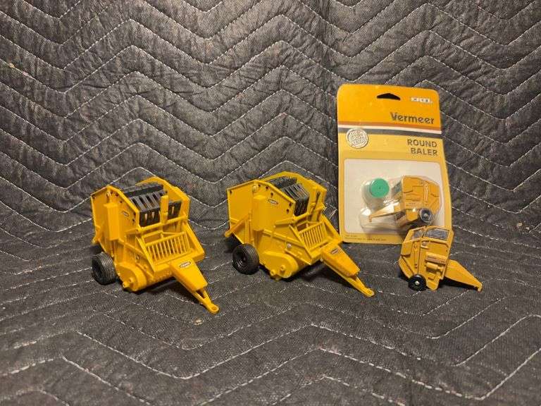 (4) 1/32 and 1/64 Vermeer Balers image