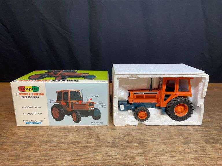 1/20 Kubota M Series NIB Diapet image
