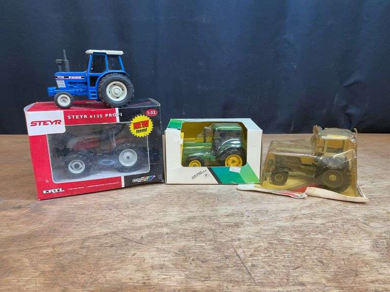 (4) 1/32 Tractors image