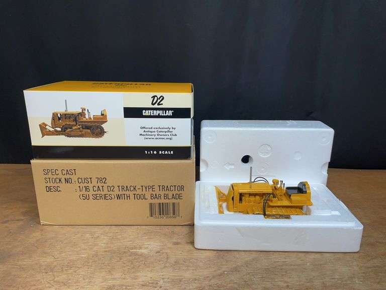 1/16 Caterpillar D2 Crawler NIB SC image