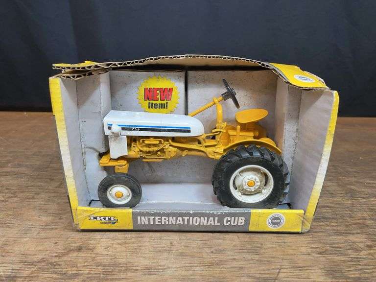 1/16 IH Cub NIB Ertl image