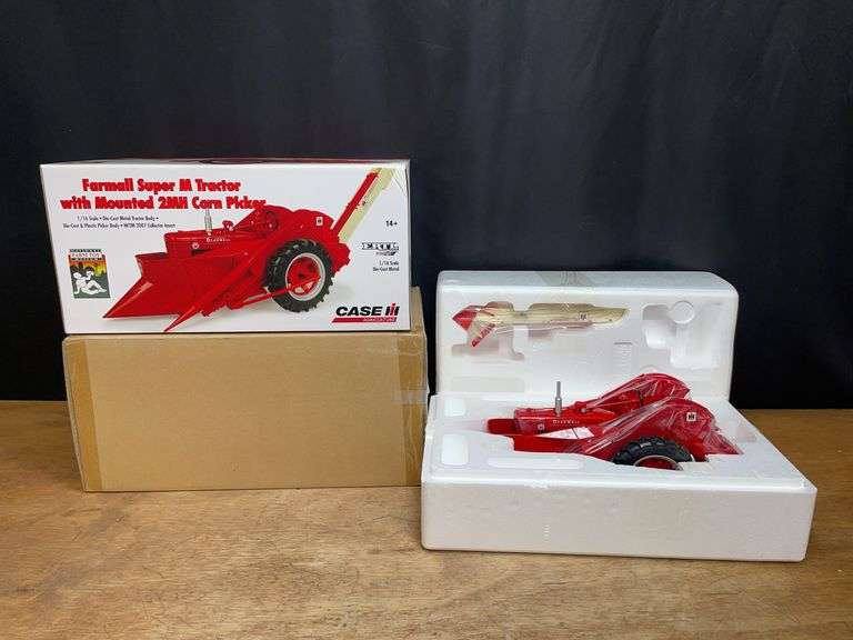 1/16 Farmall Super M w/Picker 2007 NFTM NIB Ertl image