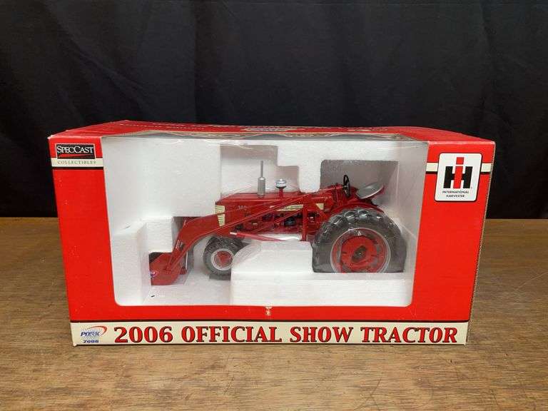 1/16 Farmall 350 w/Loader 2006 Pork Expo NIB SC image