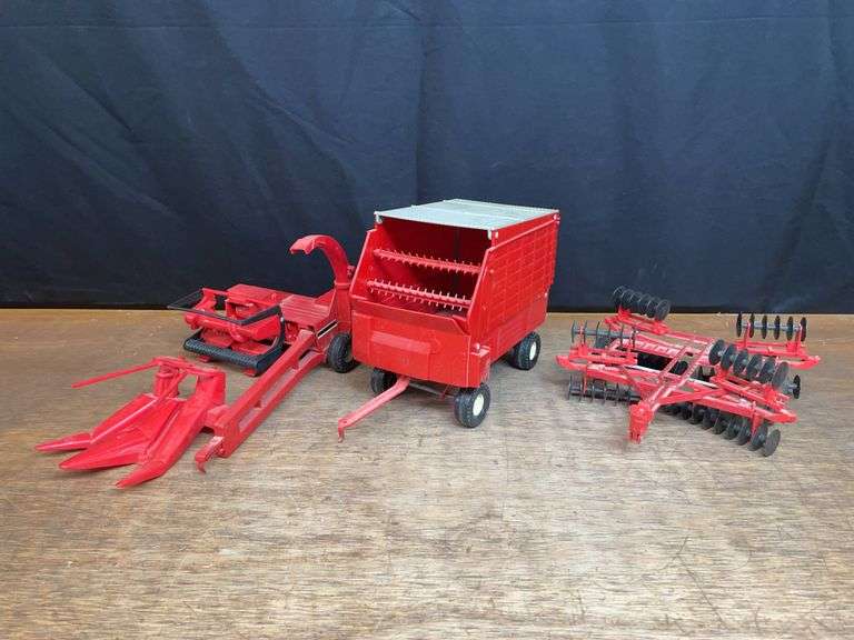 (3) 1/16 IH + Case-IH Implements Ertl image