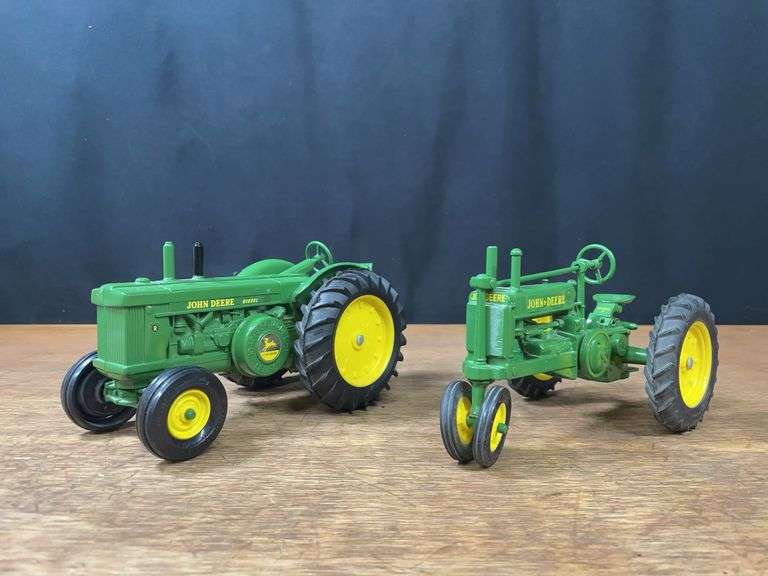 (2) 1/16 John Deere A + R Ertl image