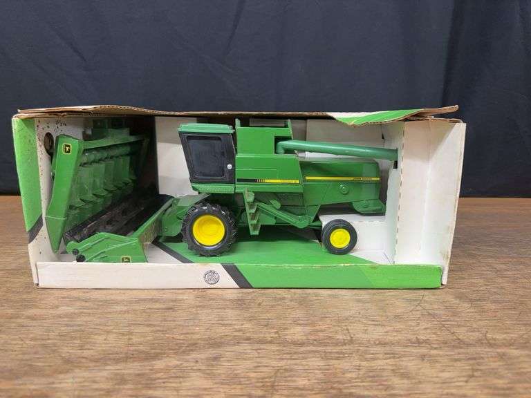 1/24 John Deere Titan II Combine NIB Ertl image