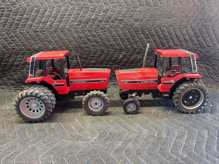 (2) 1/16 International Harvester 5488 FWA + International Harvester 5088 Ertl image