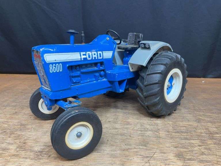 1/12 Ford 8600 Ertl image