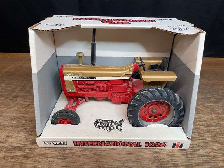 1/16 IH 1026 Gold Demonstrator NIB Ertl image