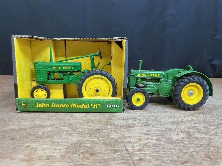 (2) 1/16 John Deere H + BR Ertl image