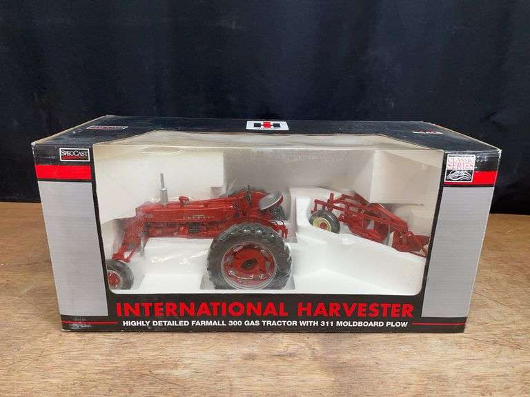 1/16 Farmall 300 + Plow Set NIB SC image