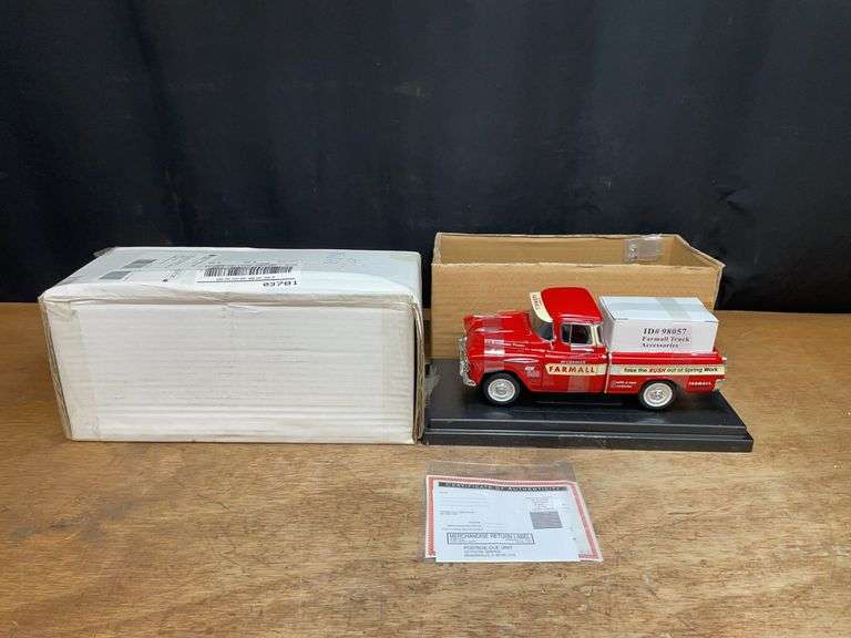 1/18 Farmall 560 Chevy Pickup NIB Ertl image
