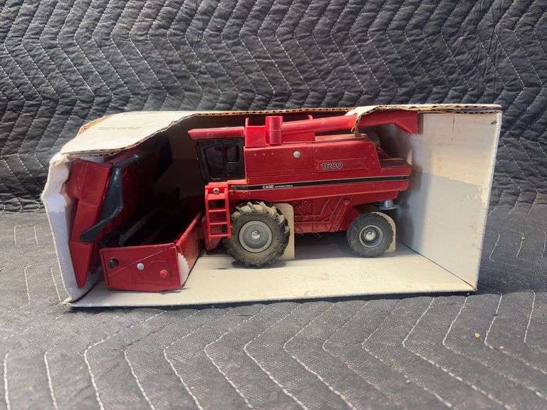 1/32 Case International 1680 Combine Ertl image