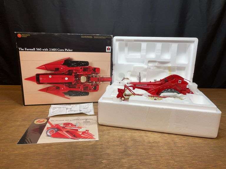 1/16 Farmall 560 w/Picker Precision NIB Ertl image