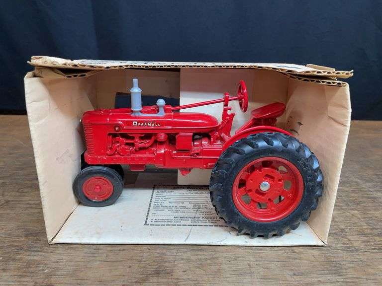 1/16 Farmall H NIB Ertl image