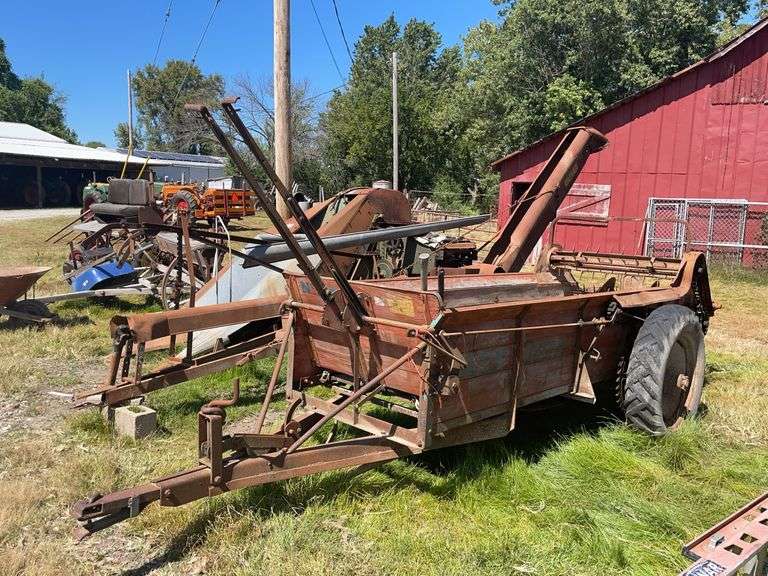 New Idea Manure Spreader image
