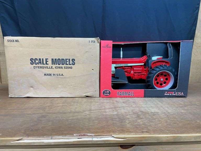 1/8 Farmall 806 NIB SM image