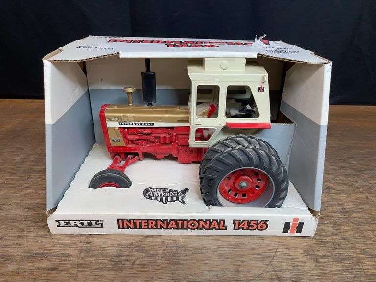 1/16 IH 1456 Gold Demonstrator NIB Ertl image