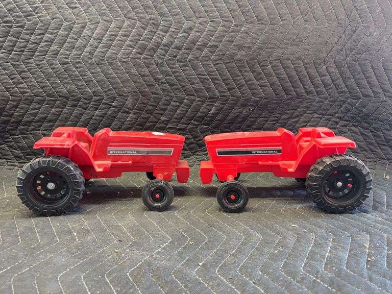(2) 1/16 International Harvester 88 Series Plastic Toys Ertl image