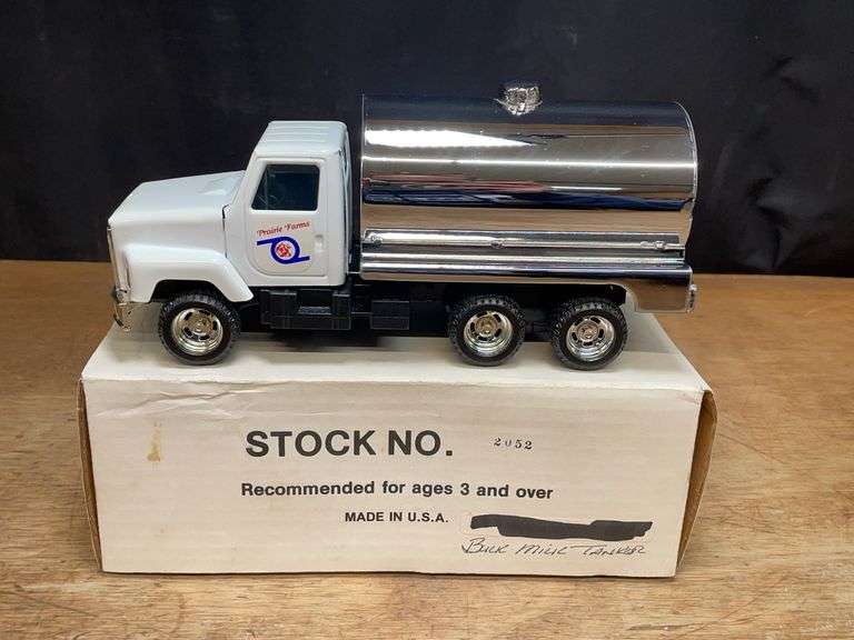 1/24 Prairie Farms Milk Tanker NIB Ertl image
