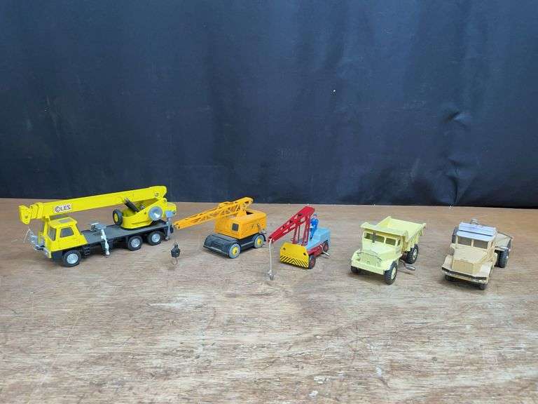 (5) Cranes + Trucks Dinky image