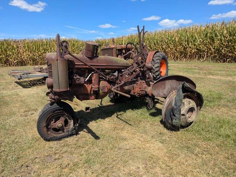 Farmall B image