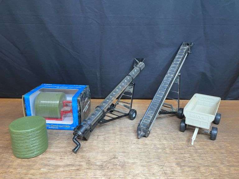 (4) 1/16 Implements Ertl image