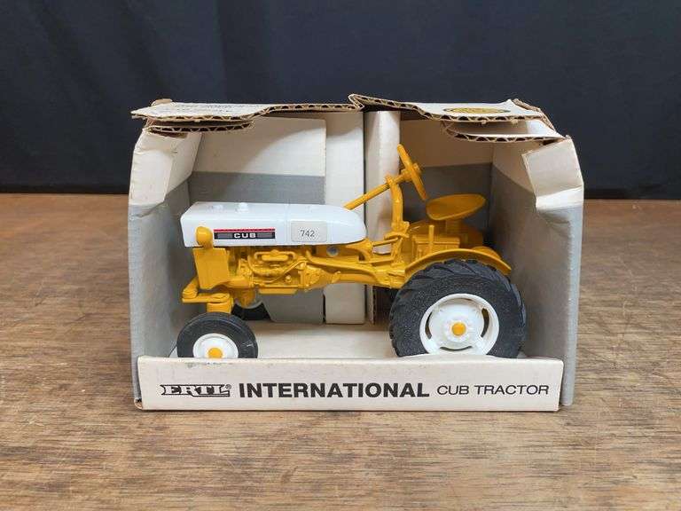1/16 IH Cub NIB Ertl image