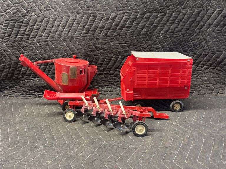 (3) 1/16 International Harvester Implements Ertl image