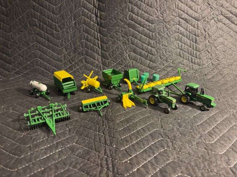 (11) 1/64 John Deere Farm Equipment Ertl image
