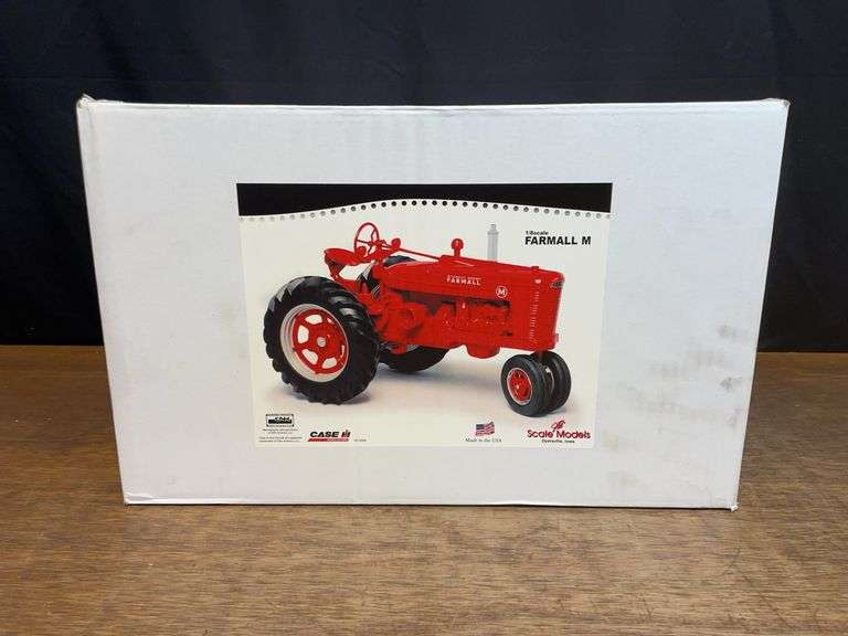 1/8 Farmall M NIB SM image