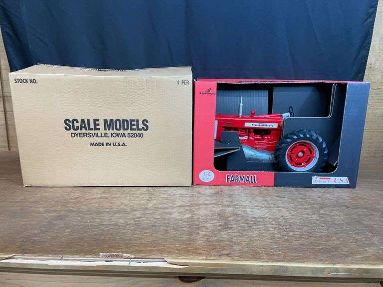 1/8 Farmall 450 2001 St. Louis Trade Fair NIB SM image