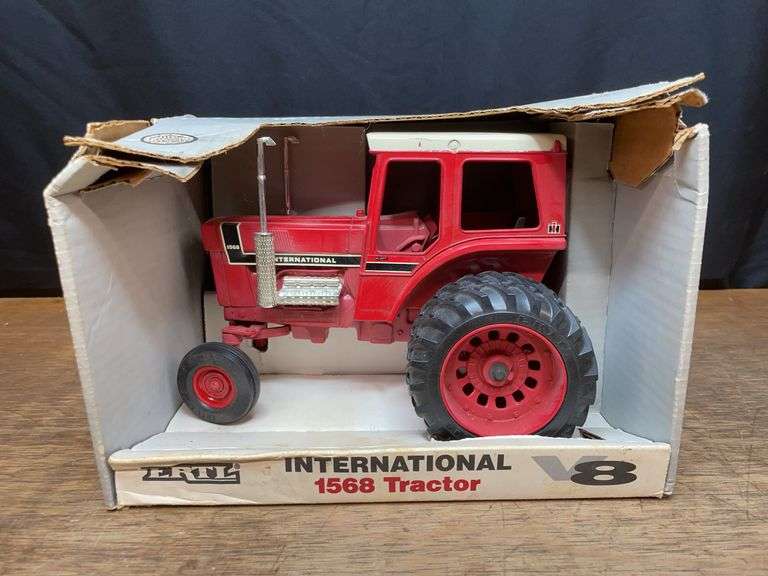 1/16 IH 1568 NIB Ertl image
