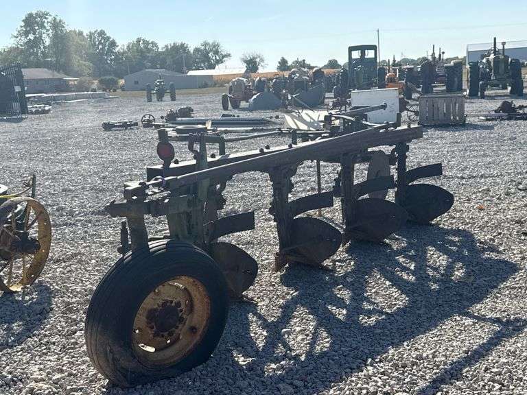 John Deere 4-Bottom Pull-Type Plow image