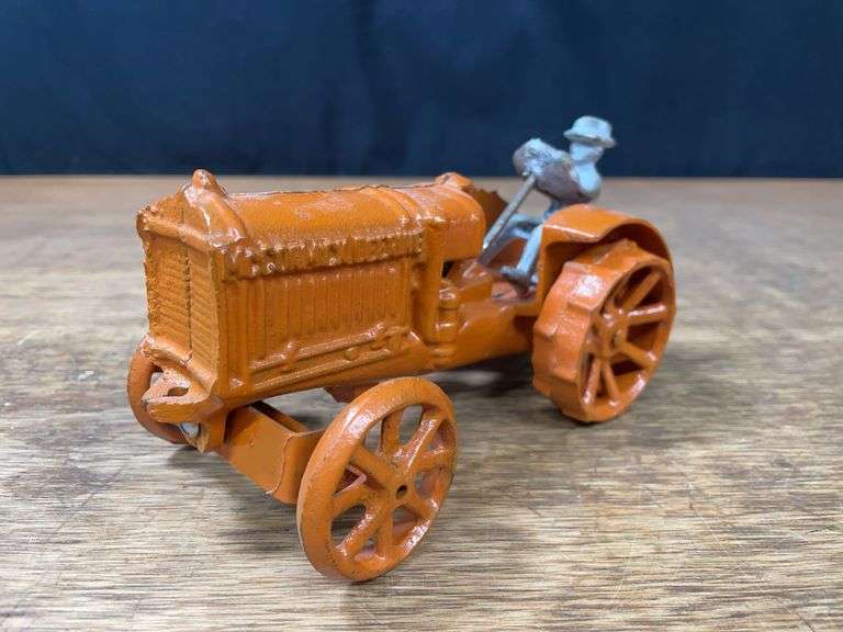 1/16 McCormick-Deering Tractor image