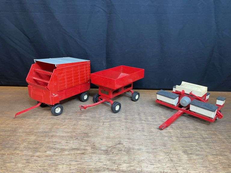 (3) 1/16 IH + Case-IH Implements Ertl image