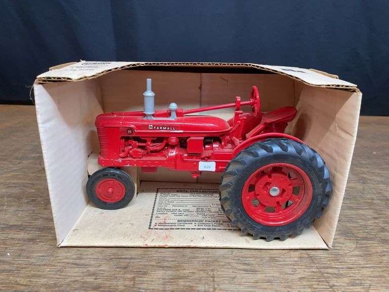 1/16 Farmall H NIB Ertl image