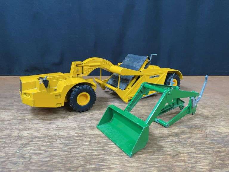 (2) 1/16 John Deere Scraper + Loader Ertl image
