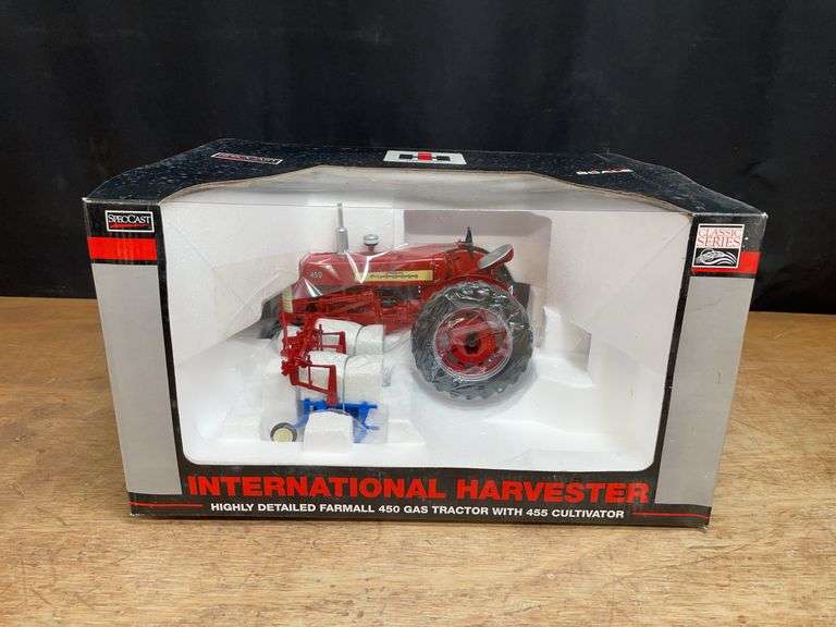 1/16 Farmall 450 w/Cultivators NIB SC image