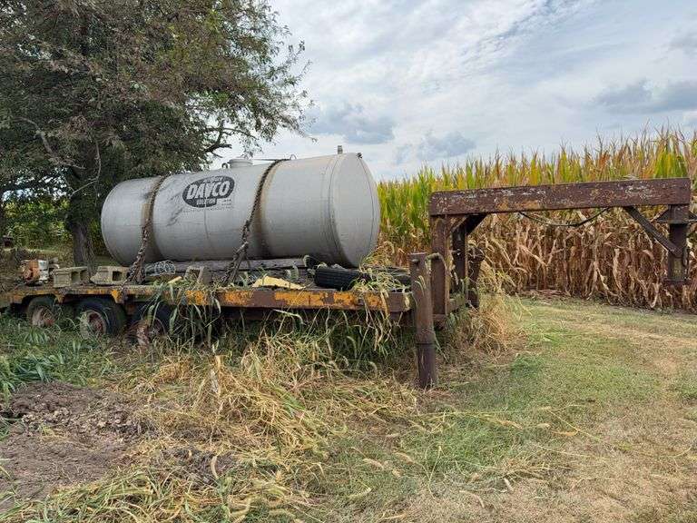 Gooseneck Trailer With Tank image