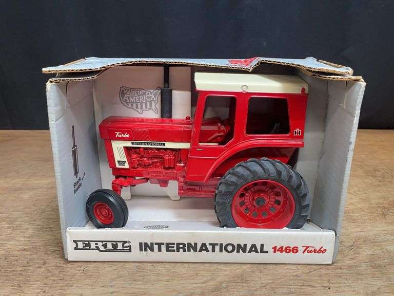 1/16 IH 1466 NIB Ertl image