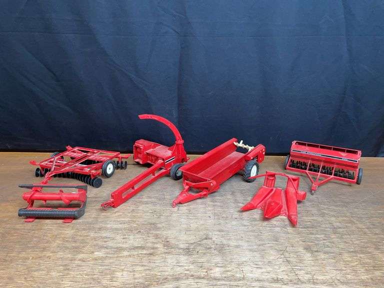 (4) 1/16 IH + Case-IH Implements Ertl image