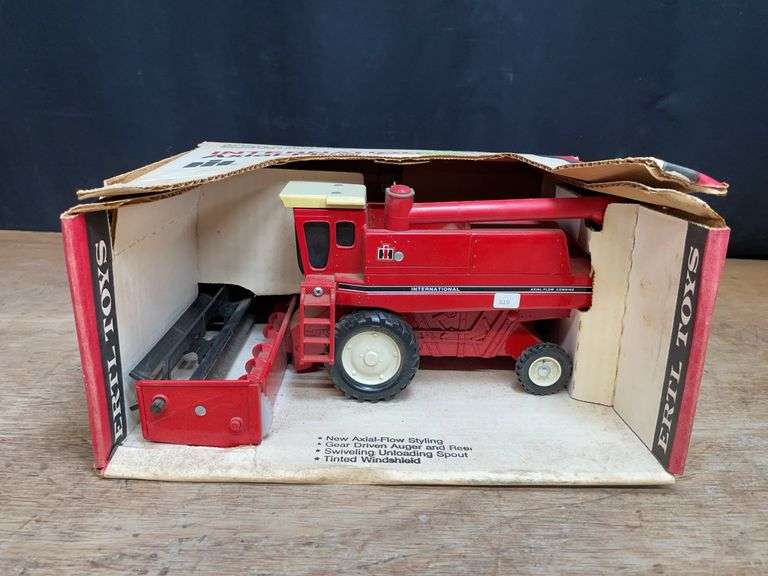 1/32 IH Combine NIB Ertl image