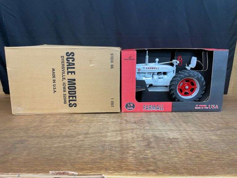 1/8 Farmall M White Demonstrator NIB SM image