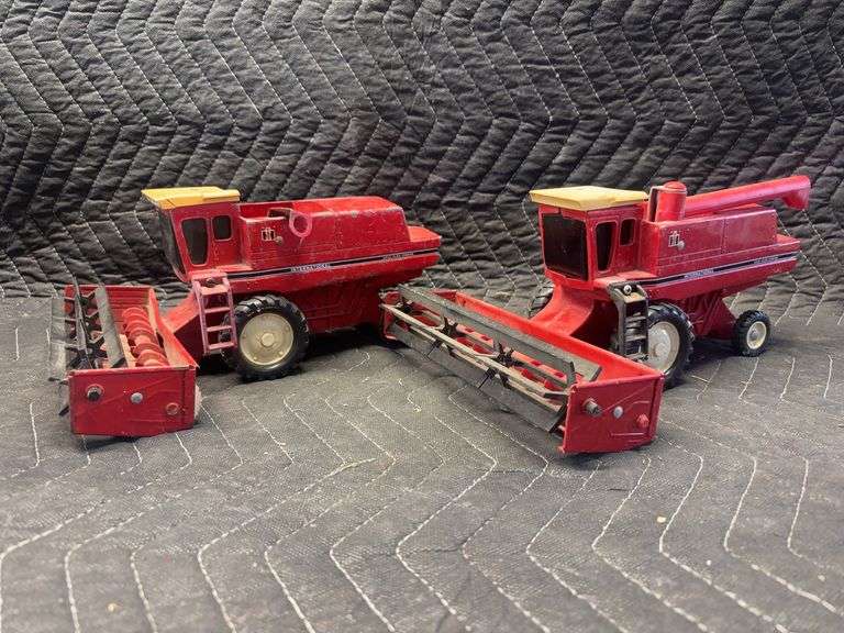 (2) 1/32 International Harvester Axial-Flow Combines Ertl image