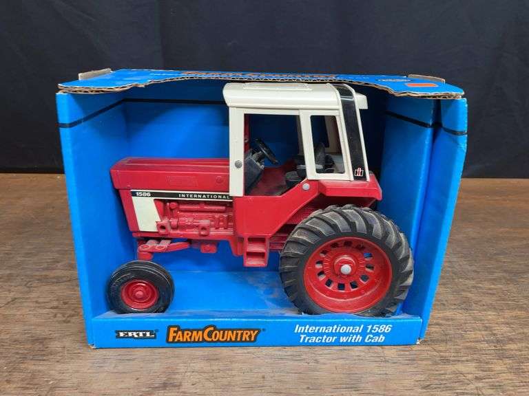 1/16 IH 1586 NIB Ertl image