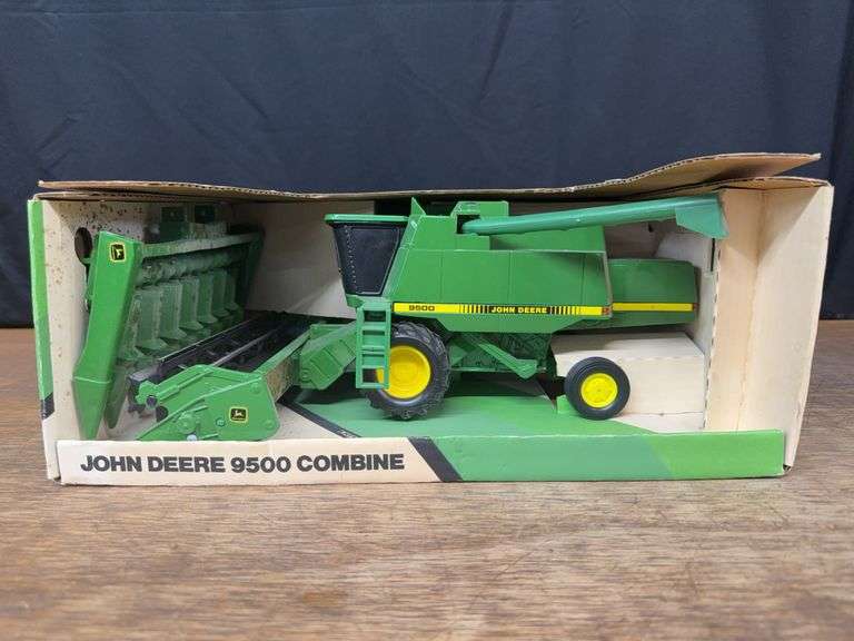 1/28 John Deere 9500 Combine NIB Ertl image