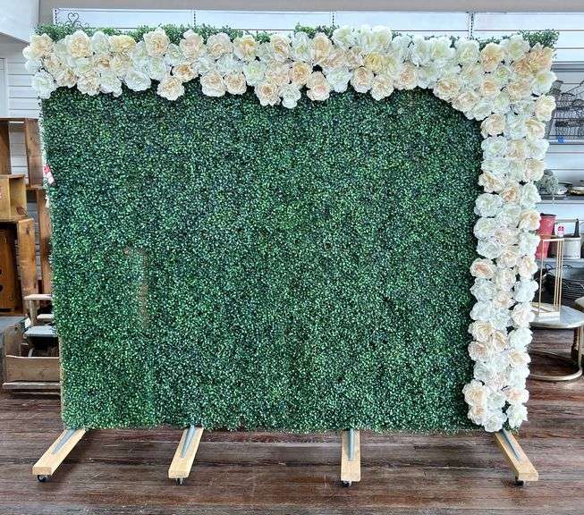 Store Fixtures - Large Boxwood Backdrop